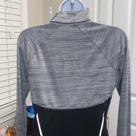 Women’s Athleta long sleeved black and grey pullover size S - Picture 7 of 10
